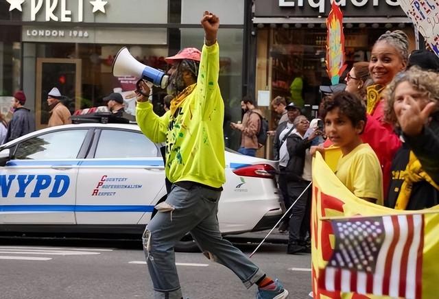 当不成总统了？美爆发大规模抗议示威，700万人冲上街头，中国的反制重拳，一招就把美国打出原形