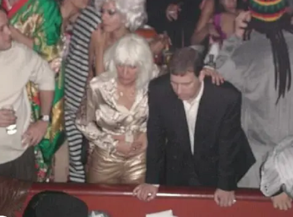 诱骗少女，性贿赂高官，马斯克爆料的“萝莉岛”到底有多令人咋舌