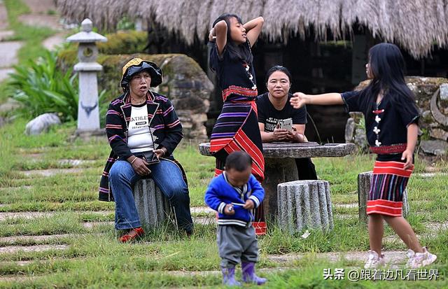 跟着边凡看世界：在澜沧左都佤族古寨与佤族小朋友在一起