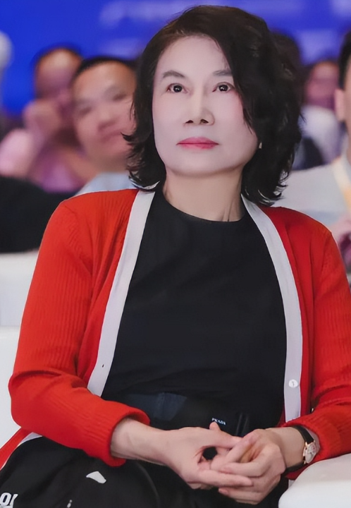 高管内外勾结骗钱风波才完，董明珠又被推上风口浪尖，格力不忍了