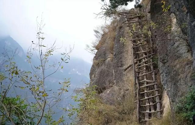 四川深山有一原始古村，村民们住在悬崖之上，仿佛与世隔绝
