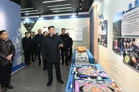 习近平：民族的特色，很古朴也很时尚图片
