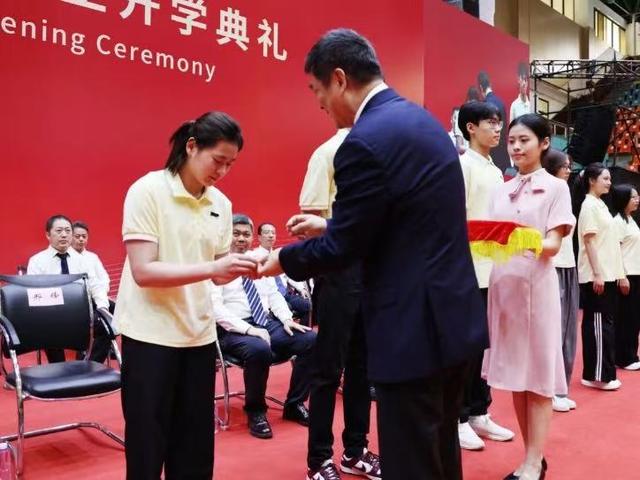 全红婵刚参加完开学典礼，恶心一幕就出现，郭晶晶的话果然说对了