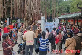 人民公园相亲角恢复开放，大年初四初五吸引5000人次到场图片