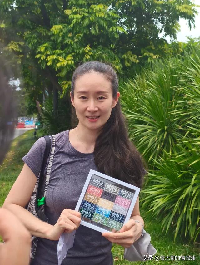 王小蒙扮演者王亚彬素颜被粉丝偶遇，她有白发了，自然老去很美