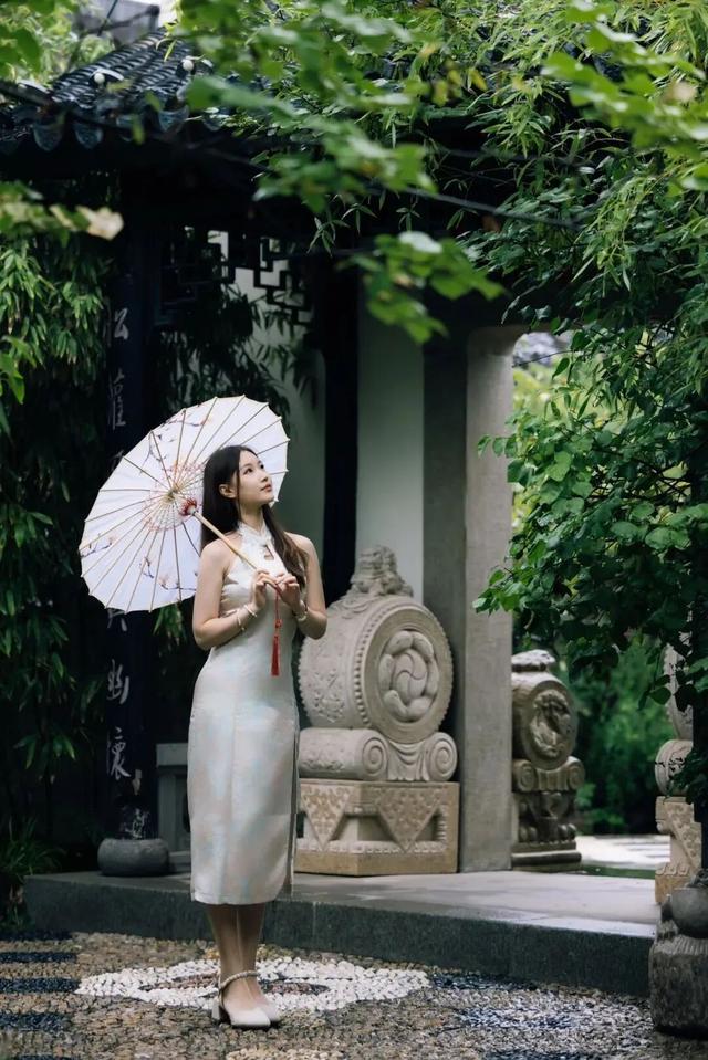 应是天宫打翻了颜料，遗落满城的秋色