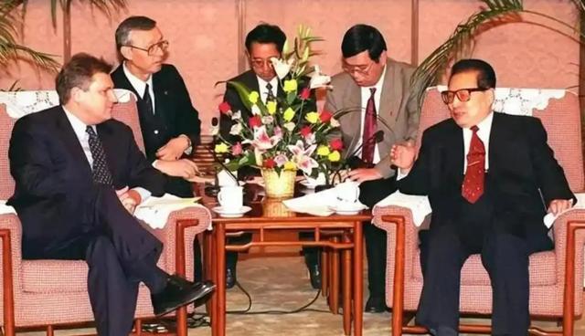 他是中央组织部原部长，69岁官至正国级，如今长子是全国政协委员