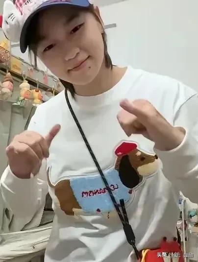 全红婵穿着白色T恤 头戴旅游帽美炸了，更让人惊喜的是 她瘦了不少