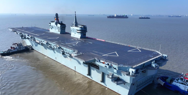 076型两栖攻击舰，第一次海试，电磁弹射，到底何时服役？