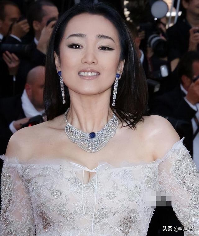 分手30年，被法国老公7字评价的巩俐，活成张艺谋高攀不起的存在
