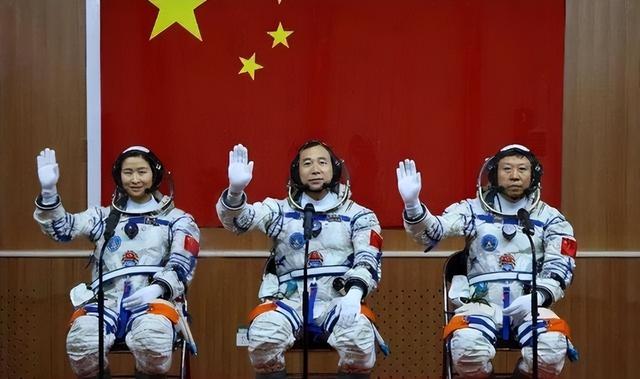中国首位女航天员，为何回到地面后“销声匿迹”，现在怎么样了？