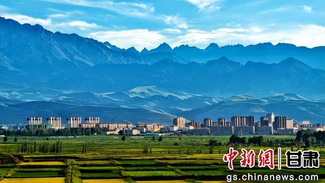 甘肃民乐：高原小城与祁连山同框 共绘灵动西北画卷