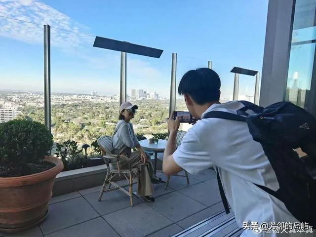 李现给老板杨天真拍照，杨天真的赚钱能力似乎是天生的