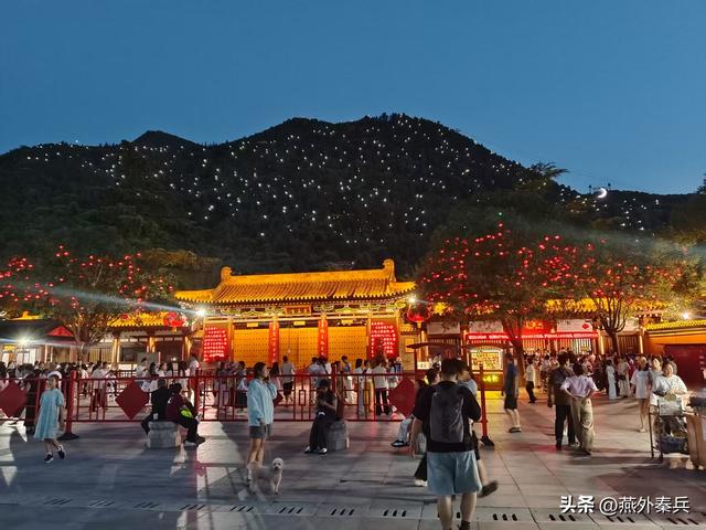 华清宫外的夜色，是文旅的尴尬，居民的闲娱，游客的懵逼