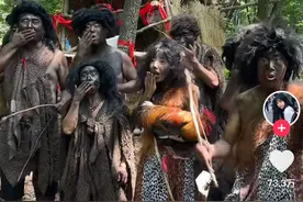 带薪“发疯”还管饭？女生在景区扮野人，月薪5000，网友狂问地址图片