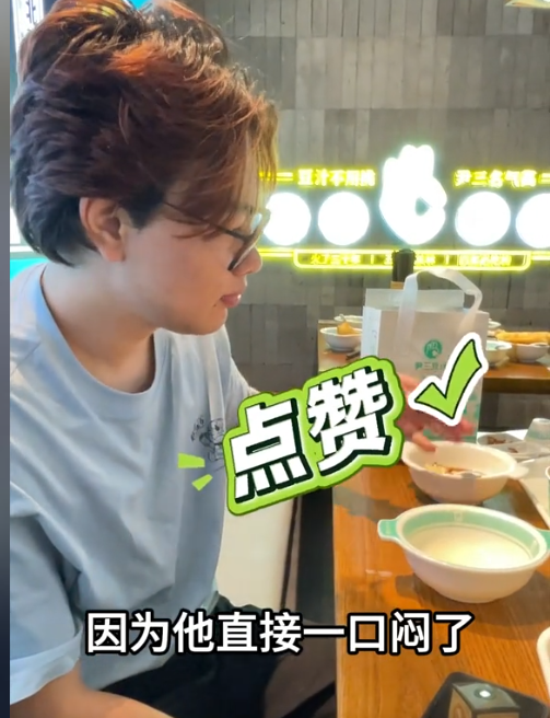 奇娜父母看升旗没哭，看完毛主席却崩溃暴哭，没想到被一小吃治愈