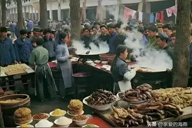 七十年代中国人吃饭的场景，你还记得吗？价格更是低得吓人图片