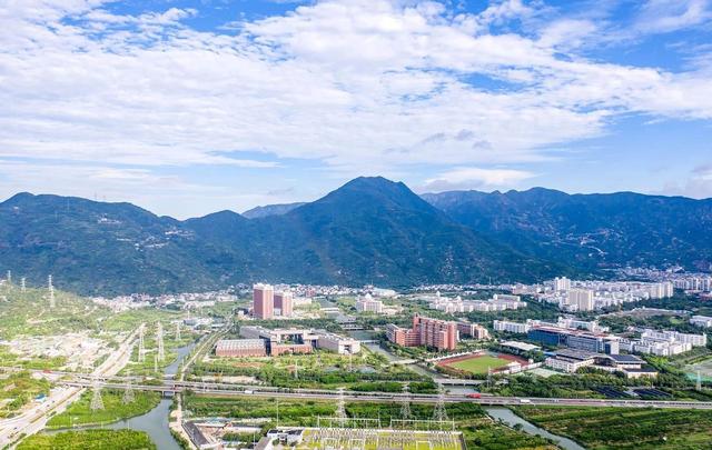 浙江面积最大的县级市，比10个深圳南山区还要大，相当于3个香港