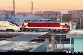 内燃机火车头暴雪中带动动车出发，网友感动：祖师爷带你回家!图片