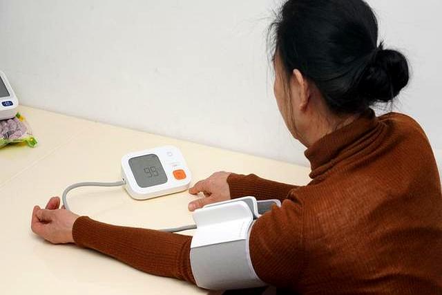 高！血压还在做俯卧撑？医生怒斥：血压高的，别傻傻做这3类运动了