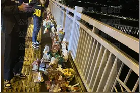 全网哭崩！21岁痴情男生拼命赚钱给女生花最终投江自尽图片