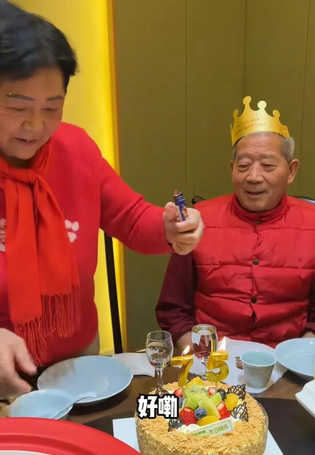 天赐父亲庆祝75岁生日，三个子女都不在身边，已经从广西搬回山东