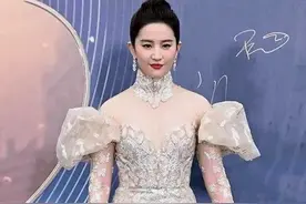 红毯尴尬瞬间：刘亦菲艳压失败，李冰冰裙摆变抹布，李晨无人搭理图片