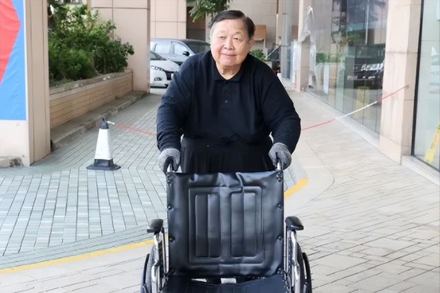 家花不如野花香！出轨保姆、逼死原配，如今过成这样只能算他活该