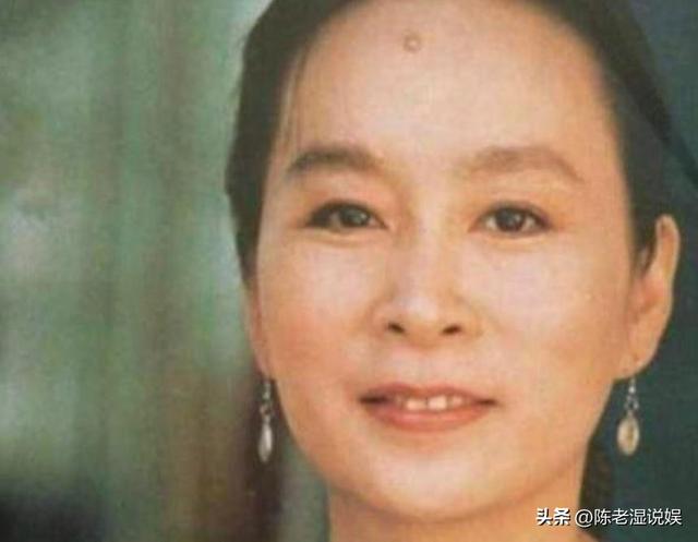 姜还是老的辣！婚内出轨、污蔑前夫三十年，70岁奚美娟"人设崩塌"