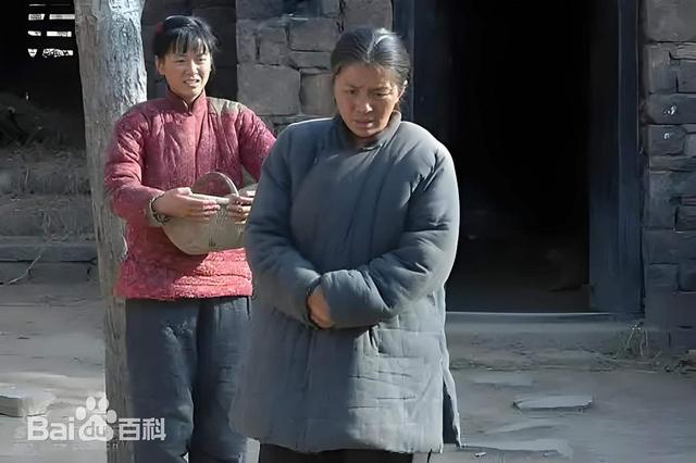 戏里又土又丑，戏外却是气质美女，“妈妈专业户”迟蓬让人敬佩
