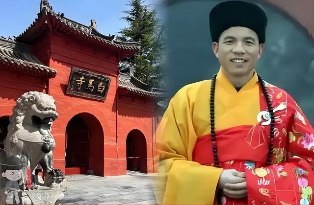 少林新主持印乐，和女游客合影曝光，面相慈爱，和释永信完全不同
