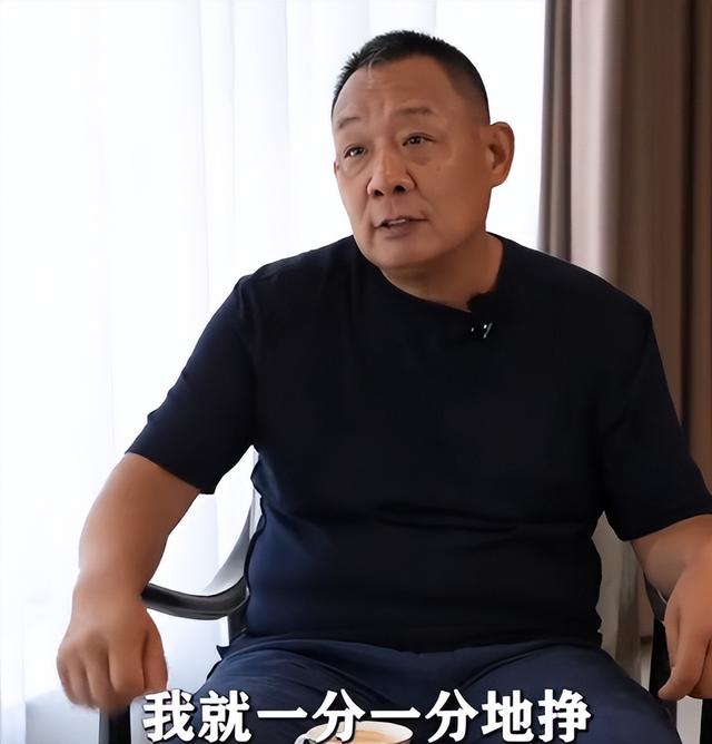 警惕“造神”陷阱！人民日报专访连发多问，揭露于东来真实的想法