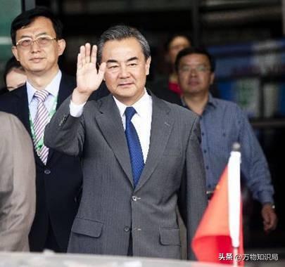 “外交男神”王毅年轻旧照，与妻子罕见同框，岳父曾是周总理秘书