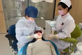 可乐当水喝，17岁女孩“泡腐”15颗牙！医生警告图片