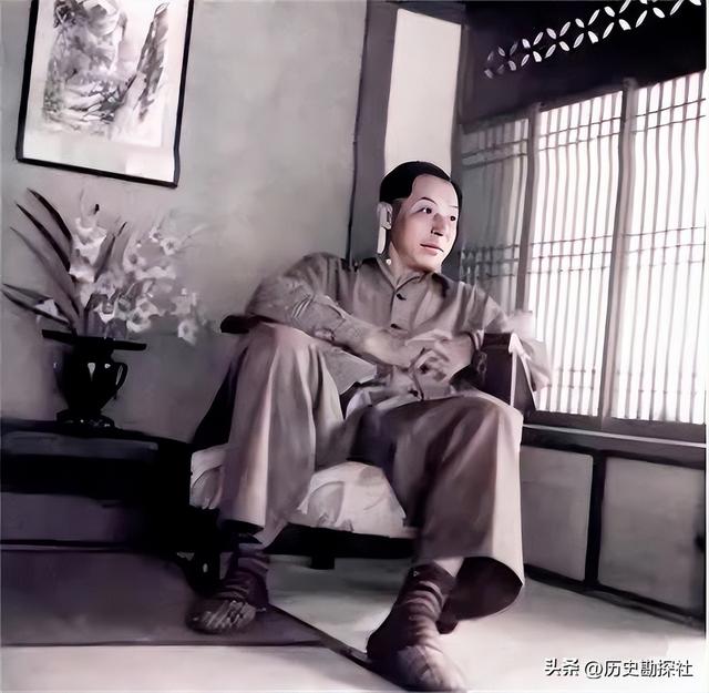 张学良和蒋中正在华山的珍贵合影，注意看两人表情	，已貌合神离