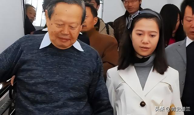 杨振宁去世后，翁帆再发文，49岁无子女的她，早已被安排好了退路