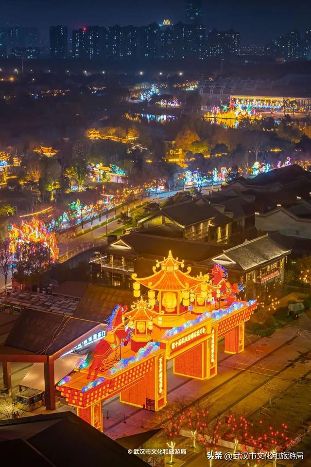 武汉最大发财树，三层楼高，明天亮！