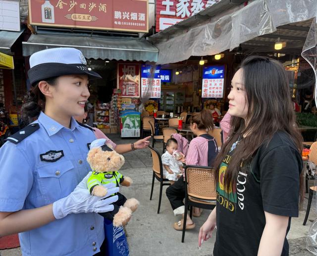 六盘水市交警支队直属一大队:守护避暑季 畅行荷城美景间