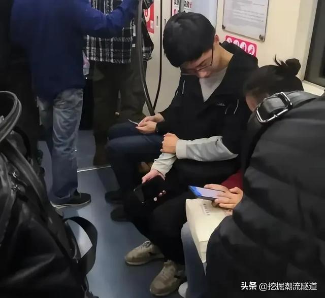 看清华博士庞众望怎么谈恋爱，电动车后座的爱情，踏实又温暖