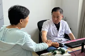 2片树叶煮水喝，竟能有效降低血糖？图片