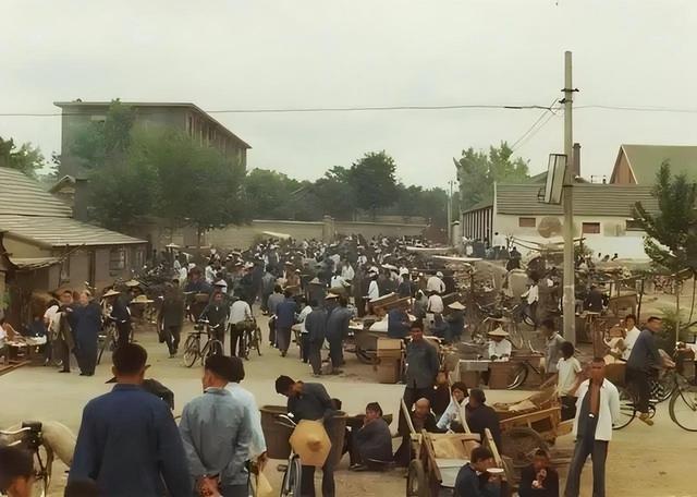 我回家拜年，给侄子红包300，大哥给我女儿50，回家时大哥拦住我