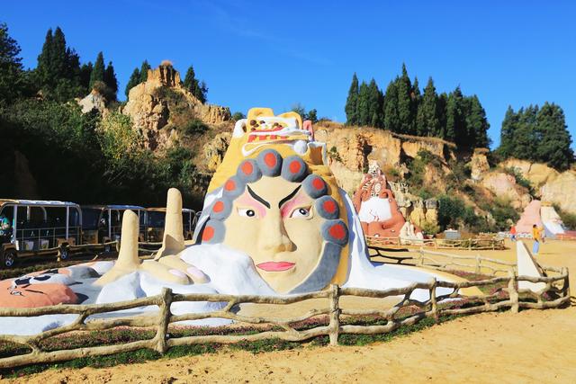 云南曲靖彩色沙林，一处凝固的彩虹秘境，漫步亿万年的时空隧道