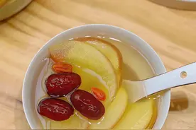 学医的姑姑让我多吃蒸苹果水，坚持了一个月，脸色红润脾胃舒服。图片