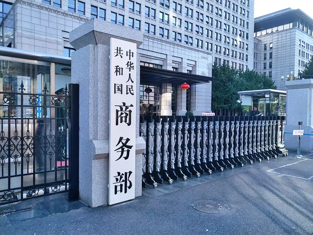 一天连收四条噩耗，特朗普彻底暴怒？要对中国所有商品征100%关税