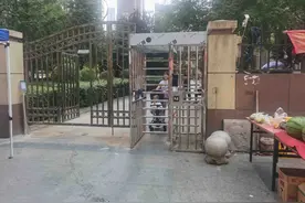 “人胖点进出紧张，婴儿车轮椅无法通行” 小区换了旋转闸门，业主吐槽不方便图片