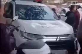 平江一警车连撞三车，纪委：警务人员下车时未熄火，精神病人开走车辆肇事图片