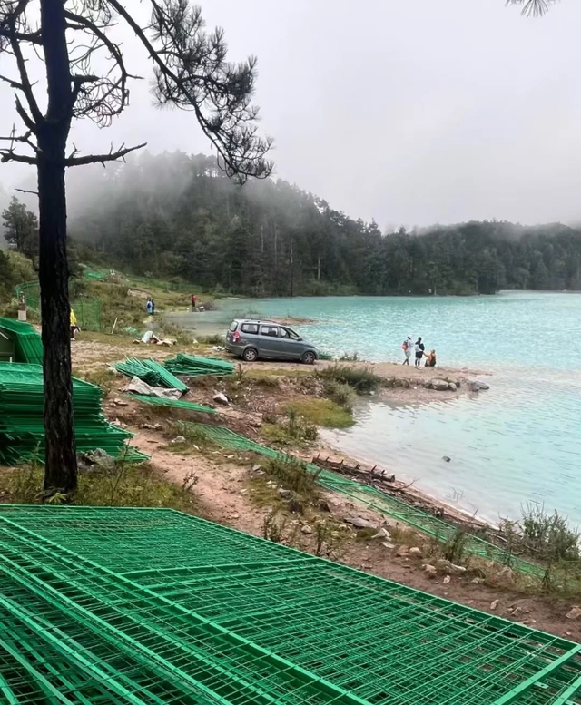 玉龙雪山“牛奶湖”被曝加装铁栅栏，网友质疑是为卖门票做准备，当地回应：为安全考虑，此前有人在此遇险