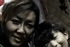 东北女人开卡车3年还债50万，带2岁儿子车上吃住，吸粉700万图片