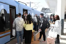 高铁无座票原来不是站票！买了无座票的人，不要全程傻乎乎站着了图片