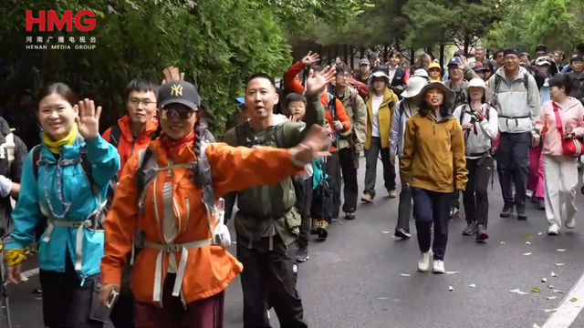 河南新乡南太行火了！悬崖边喝咖啡，“外骨骼机器人”助力爬山，游客：提着你的腿登顶